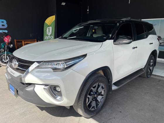 TOYOTA HILUX SW4 2.8 SRX DIAMOND 4X4 7 LUGARES 16V TURBO INTERCOOLER DIESEL 4P AUTOMÁTICO TOYOTA HILUX SW4 2.8 SRX DIAMOND 4X4 7 LUGARES 16V TURBO INTERCOOLER DIESEL 4P AUTOMÁTICO